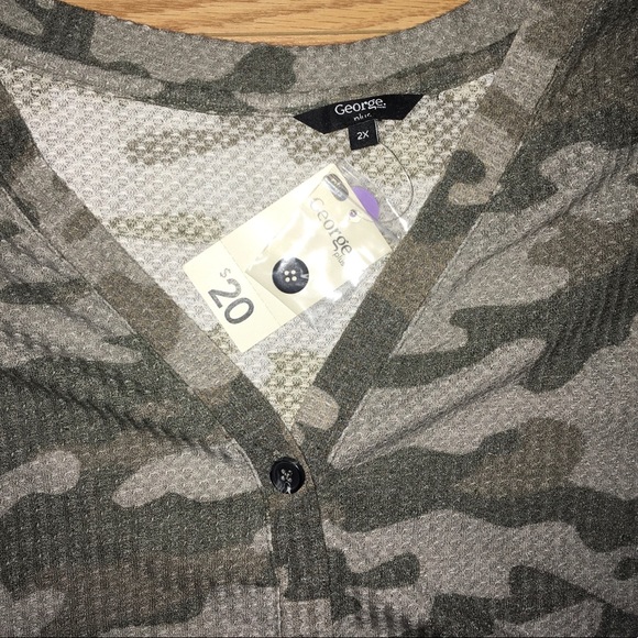 Camouflage Button-Front Crop Style Top - Picture 6 of 6